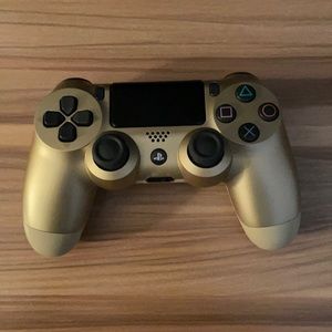I’m selling a ps4 controller